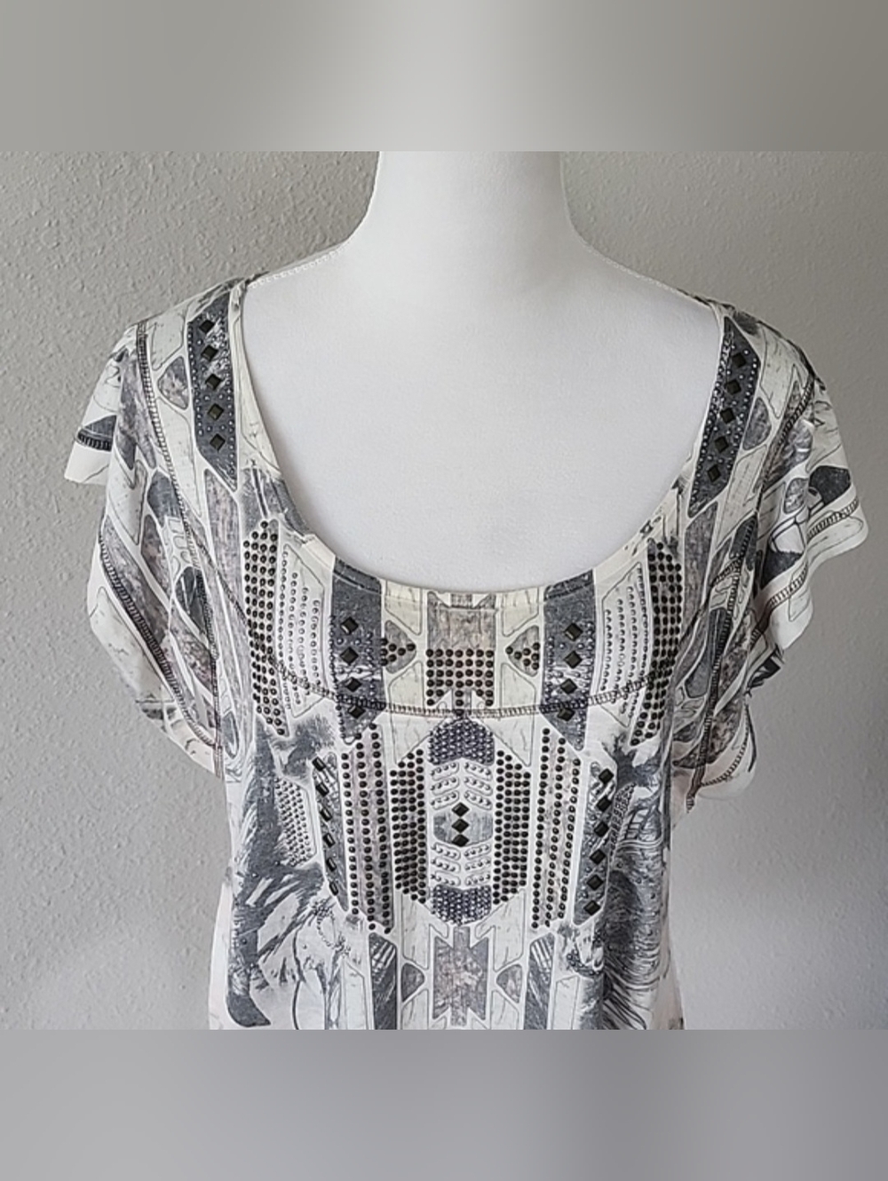 ONE WORLD Asymmetrical Gray and White Blouse - Picture 2 of 14
